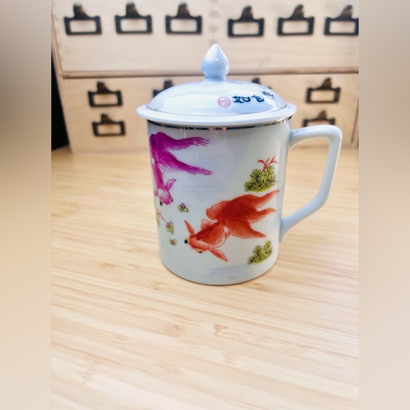 FWP Handcrafted hand painted Chinese porcelain gold fish handled mug with lid - Picture 2 of 4